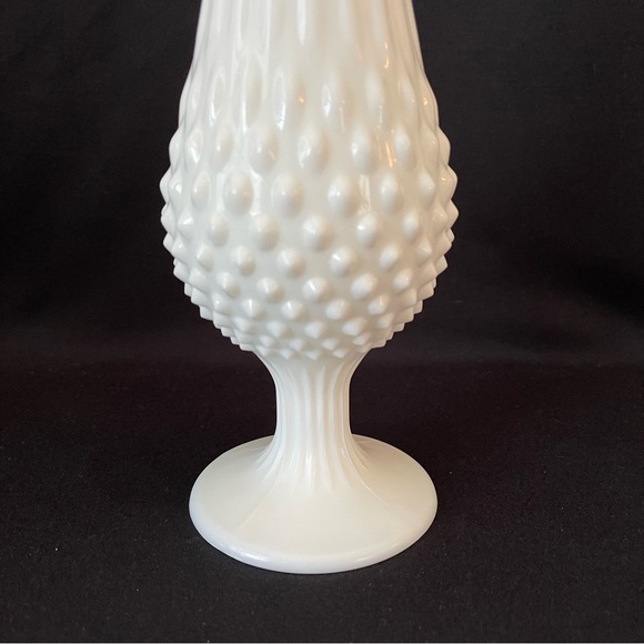 Swung Vase - Footed - 9 fingers - Fenton Hobnail Milk Glass - Vintage - Picture 6 of 9